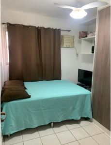 库亚巴Alugo Apartamento no Centro de Cuiabá的一间卧室配有一张蓝色床单