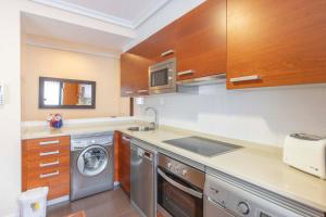 利亚内斯Apartamentos Verdemar (VUT)的厨房配有洗衣机和洗衣机。