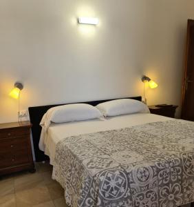 利多迪卡马约雷Camere al Mare的一间卧室配有一张大床,上面有两盏灯