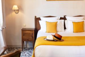 热姆诺La Magdeleine - Mathias Dandine的酒店客房,配有两张床,床上有一顶帽子