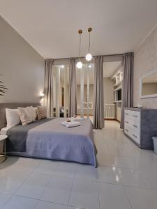 罗马Roman Holidays House Monteverde的卧室配有一张大床,铺有白色瓷砖地板。