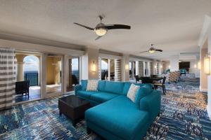 劳德代尔堡Marriott's BeachPlace Towers的客厅配有蓝色的沙发和桌子