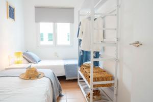 休达德亚Casa Menorquina centro Ciutadella的一间卧室配有一张双层床和梯子