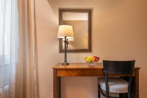 伊萨尔米Spa Hotel Runni Iisalmi的客房配有带台灯和镜子的书桌