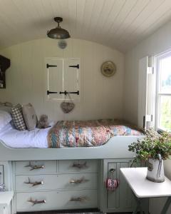 CoolhamCattlestone Farm的一间卧室配有一张床、一张书桌和一个窗户。