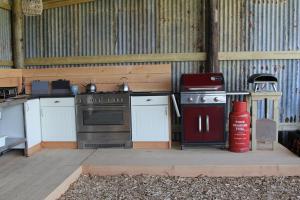 CoolhamCattlestone Farm的室外厨房配有炉灶和灭火器