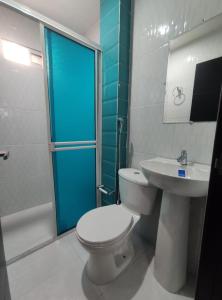 科韦尼亚斯Apartahotel Eden Coveñas的浴室配有卫生间、盥洗盆和淋浴。