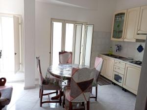 奥里斯塔诺Sardinia ovest的一间厨房,里面配有桌椅