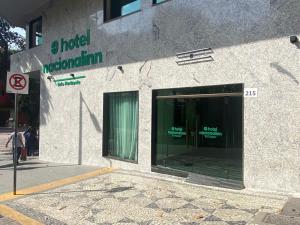 贝洛奥里藏特Hotel Nacional Inn Belo Horizonte的街上有玻璃门的建筑