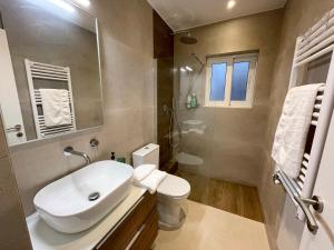 雅典Iris的一间带水槽、卫生间和镜子的浴室