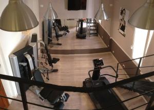 费拉约港欧姆布洛萨别墅酒店的地面设有带跑步机和健身器材的健身房