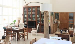 IppocampoHenry Agriturismo Manfredonia的客厅配有桌椅和电视。