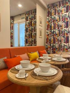 休达德亚Hotel Maïa的客厅配有两张桌子和一张沙发