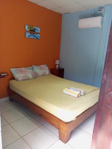 博卡斯德尔托罗Surfari Bocas的卧室配有一张床
