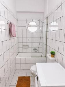 依拉佩特拉SeaSideRooms的白色的浴室设有浴缸和卫生间。