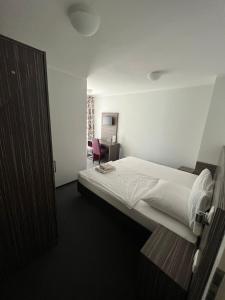 黑措根奥拉赫Altes Backhaus的一间酒店客房,设有一张床和一扇门