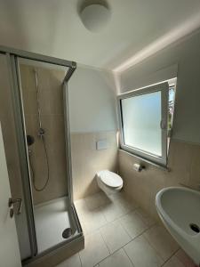 黑措根奥拉赫Altes Backhaus的带淋浴、卫生间和盥洗盆的浴室