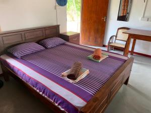 ButtalaSahana Retreat的一间卧室配有一张带毛巾和桌子的床