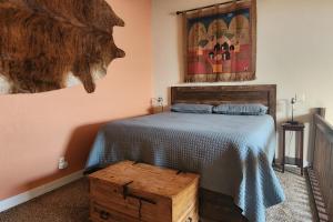 格兰比Buffalo Beauty的卧室配有一张床,墙上挂有绘画作品