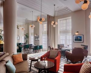 萨尔瓦多Fera Palace Hotel的带沙发和桌椅的客厅