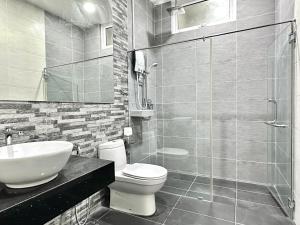 日落洞Queen’s Villa for 28Pax @Central of Penang的浴室配有卫生间、盥洗盆和淋浴。
