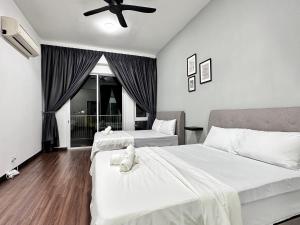 日落洞Queen’s Villa for 28Pax @Central of Penang的一间卧室配有两张床和吊扇