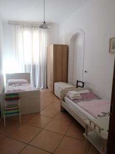 巴多利诺LA CASA DI MARZIA的一间卧室配有两张床和椅子