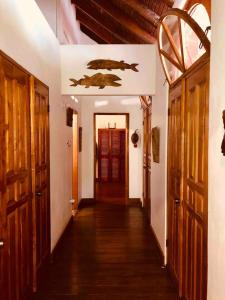 Englishmanʼs BayParrot Estate Villa的走廊上设有木地板和门