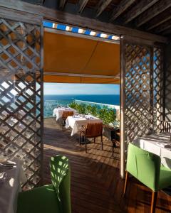 萨尔瓦多Fera Palace Hotel的海景餐厅
