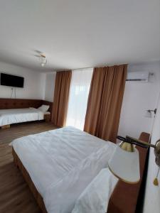 维纳斯Vila Diana的酒店客房设有两张床和电视。