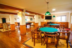 瓦尔迪维亚Hotel Costanera - Caja Los Andes的配有桌椅和台球桌的房间