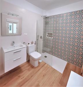 戈梅拉岛圣塞瓦斯蒂安Apartamentos Pepita的浴室配有卫生间、盥洗盆和淋浴。