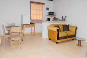 科马亚瓜Confortable y céntrico的客厅配有黄色椅子和桌子