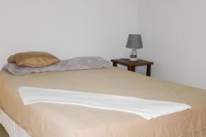 科马亚瓜Confortable y céntrico的床上有2个枕头