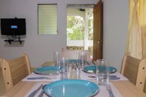 科马亚瓜Confortable y céntrico的一张桌子,上面有蓝色的盘子和玻璃杯