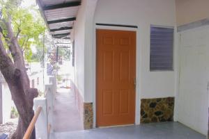 科马亚瓜Confortable y céntrico的房子边的红色门