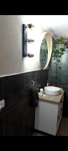 特吉塞Home From Home的一间带水槽和镜子的浴室