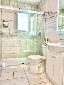 渥太华Simply Stays的白色的浴室设有卫生间和水槽。