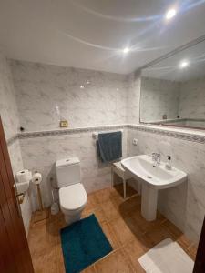 圣乔治Can Andre的浴室配有白色卫生间和盥洗盆。