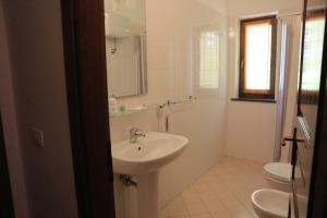 罗通达Rifugio Fasanelli的白色的浴室设有水槽和卫生间。