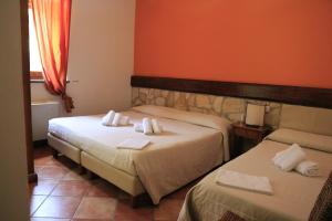 罗通达Rifugio Fasanelli的酒店客房,配有两张带毛巾的床