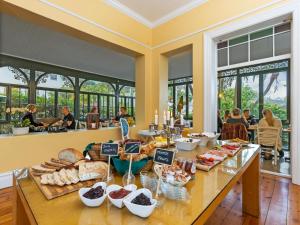 开普敦Mediterranean Villa Guesthouse的填满了各种食物的桌子