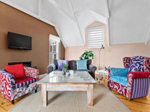 开普敦Mediterranean Villa Guesthouse的客厅配有两把椅子和一张茶几