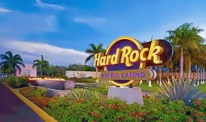 蓬塔卡纳Cana Rock Star, Apartamento Lujo Vista Golf Infinity Pool A-410的硬石酒店标志的 ⁇ 染