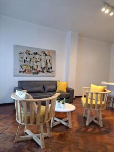 门多萨Apartamento centrico amueblado的客厅配有沙发、椅子和桌子