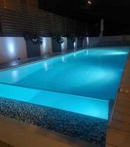 卡拉古诺内尼图诺酒店的游泳池在晚上被岩石点亮