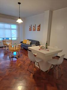 门多萨Apartamento centrico amueblado的客厅配有白色的桌子和椅子