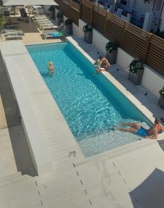 卡拉古诺内尼图诺酒店的两个人在游泳池游泳