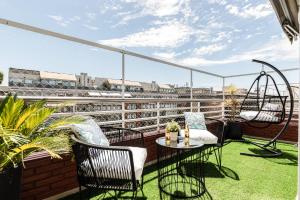 布宜诺斯艾利斯Modern Apartments in Puerto Madero的阳台配有桌椅和秋千