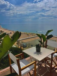 圣苏珊娜SeaHomes Vacations - MARINA BOUTIQUE design的海滩景阳台配有桌椅